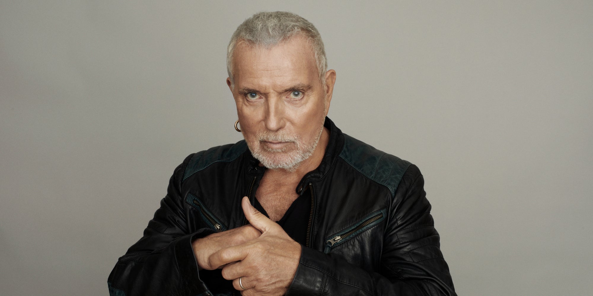 Bernard Lavilliers s'apprête à nous présenter Sous un soleil énorme, son 2ème album studio.