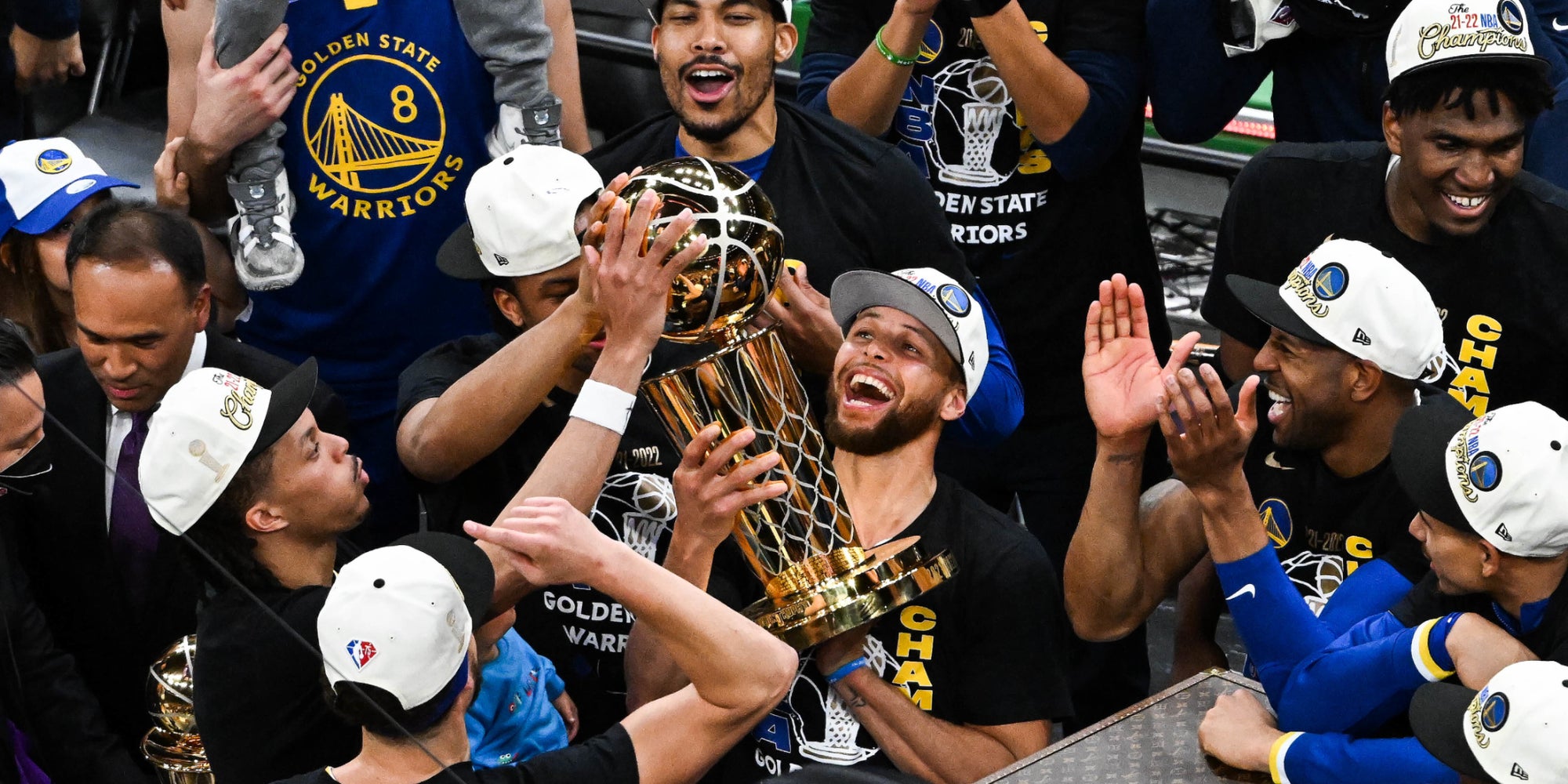 Stephen Curry soulève le trophée Larry O'Brien après la victoire contre les Boston Celtics au Game 6 des NBA Finals, à Boston, le 16 juin 2022.
