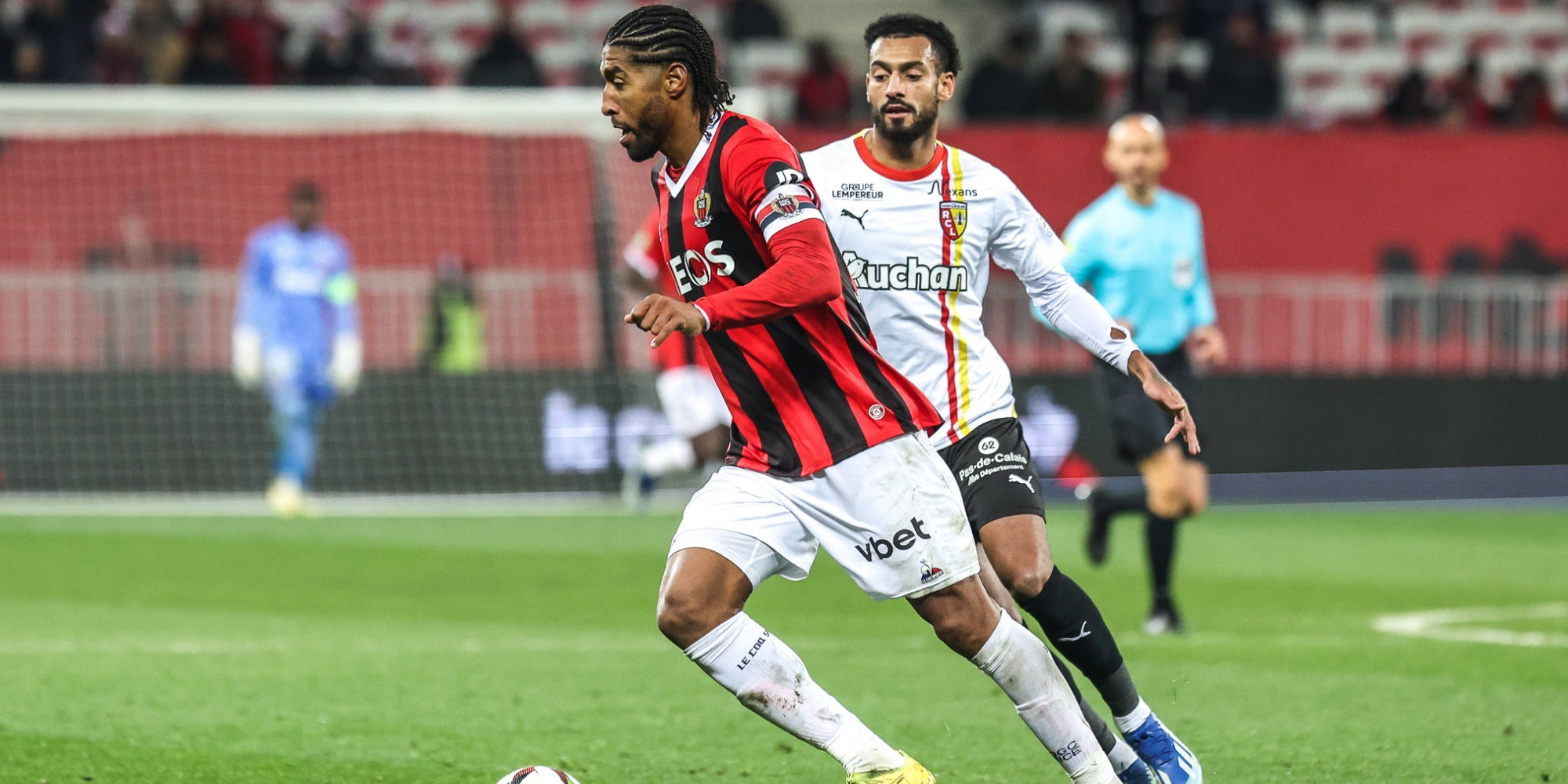Dante (OGC Nice) et Angelo Fulgini (Lens) lors du match de Ligue 1 entre l'OGC Nice et le RC Lens à l'Allianz Riviera, le 20 décembre 2023.