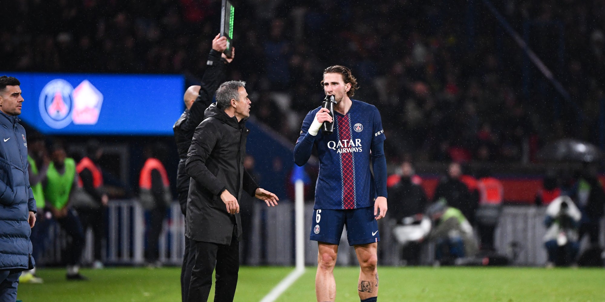 Luis Enrique et Illya Zabarnyi lors du match de Ligue 1 entre le PSG et le LOSC, le 16 janvier au Parc des Princes. 