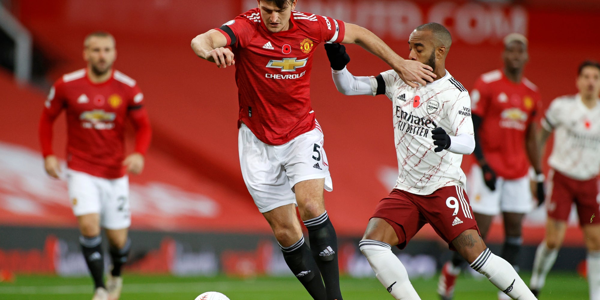 Maguire et Lacazette à la lutte lors de Manchester United - Arsenal, le 1er novembre 2020 à Old Trafford, Manchester