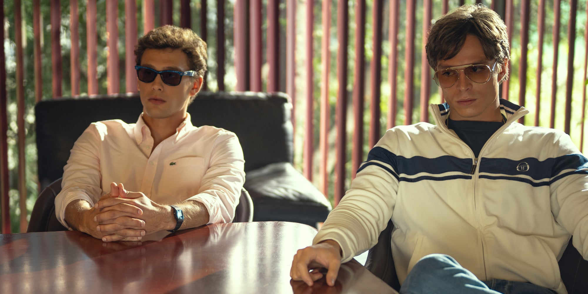 Cooper Koch (Erik) et Nicholas Chavez (Lyle) dans ''Monstres : L'histoire de Lyle et Erik Menéndez'', à voir sur Netflix.