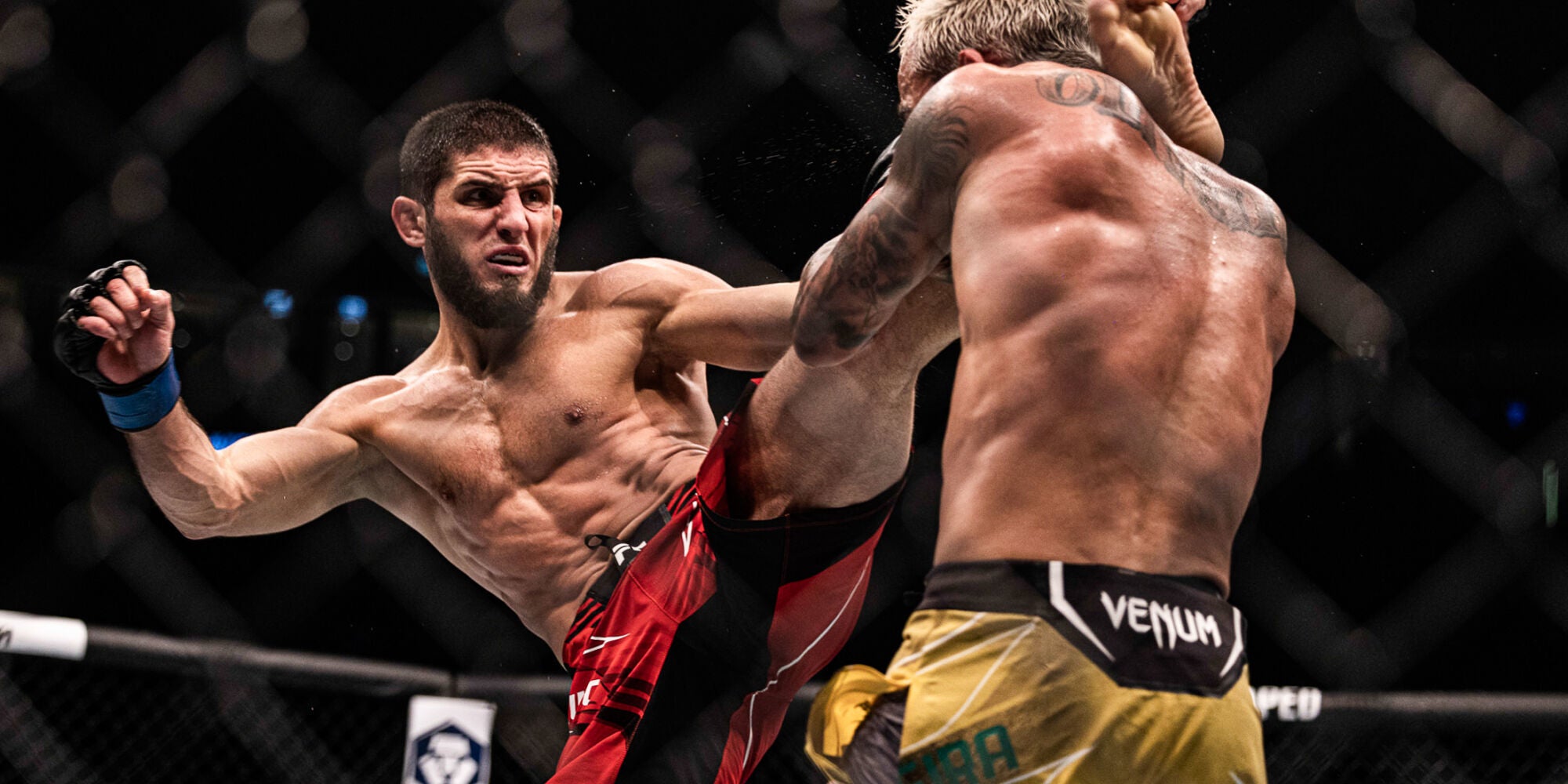 Islam Makhachev et Charles Oliveira lors de leur premier combat pour le titre des poids légers à l'UFC 280 à Abou Dhabi (EAU). 