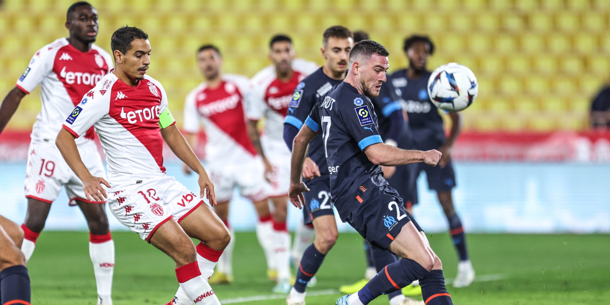 Wissam Ben Yedder face à Jordan Veretout lors du match aller de Ligue 1 AS Monaco - Olympique de Marseille, au Stade Louis II de Monaco, le 13 novembre 2022.
