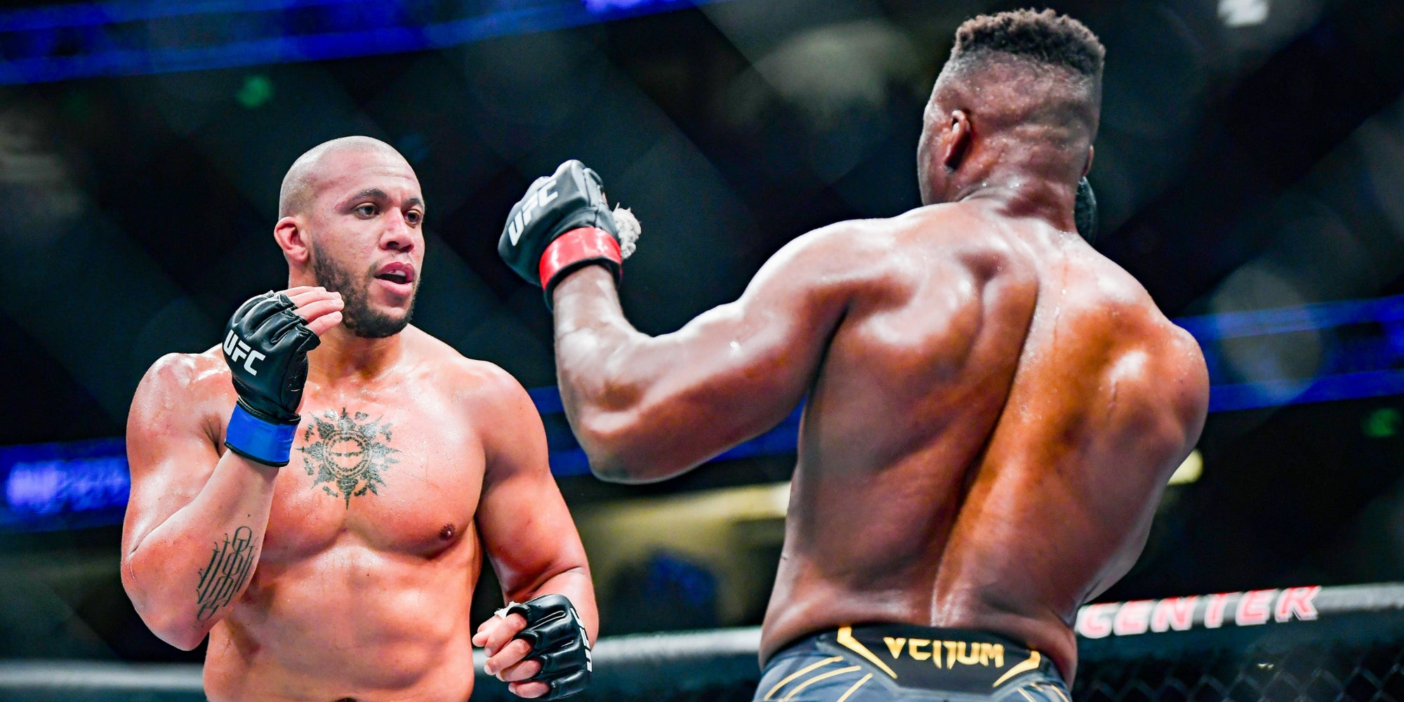 Ciryl Gane (gants bleus) face à Francis Ngannou (gants rouges) lors de l'UFC 270 pour le titre des poids lourds 