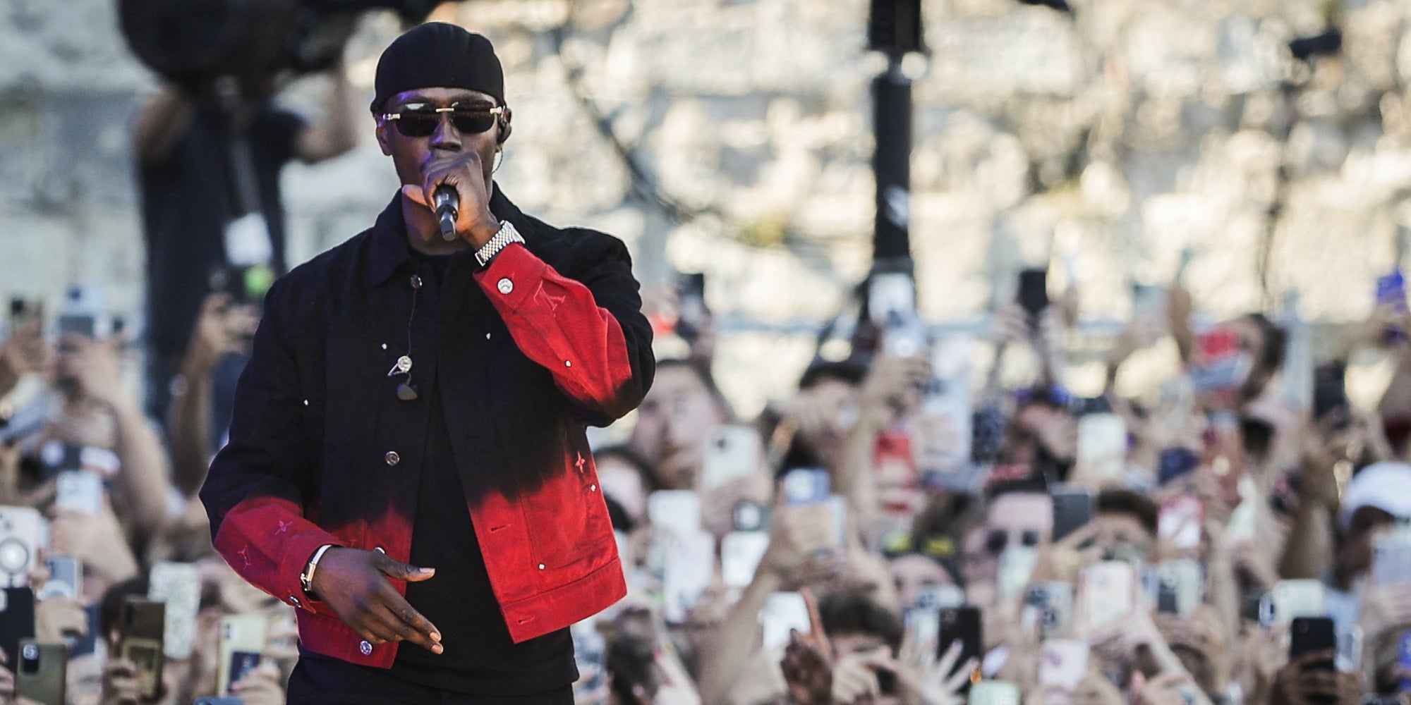 Werenoi sur la scène de la 40e édition du festival de musique des Francofolies de La Rochelle, le 13 juillet 2024.