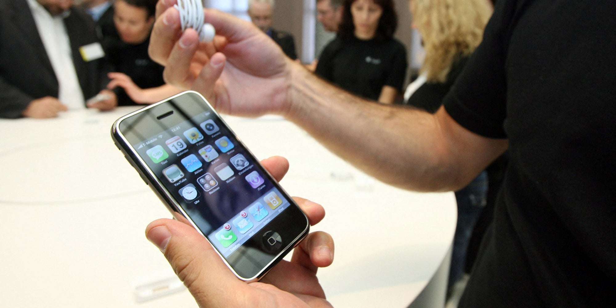 Un employé d'Apple présentant le nouvel iPhone 2G, le 19 septembre 2007 à Berlin.