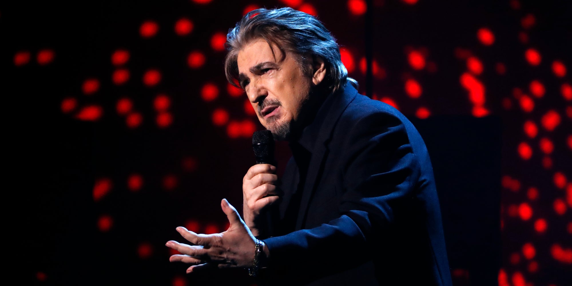 Serge Lama en concert à la Salle Pleyel à Paris, le 23 novembre 2017.