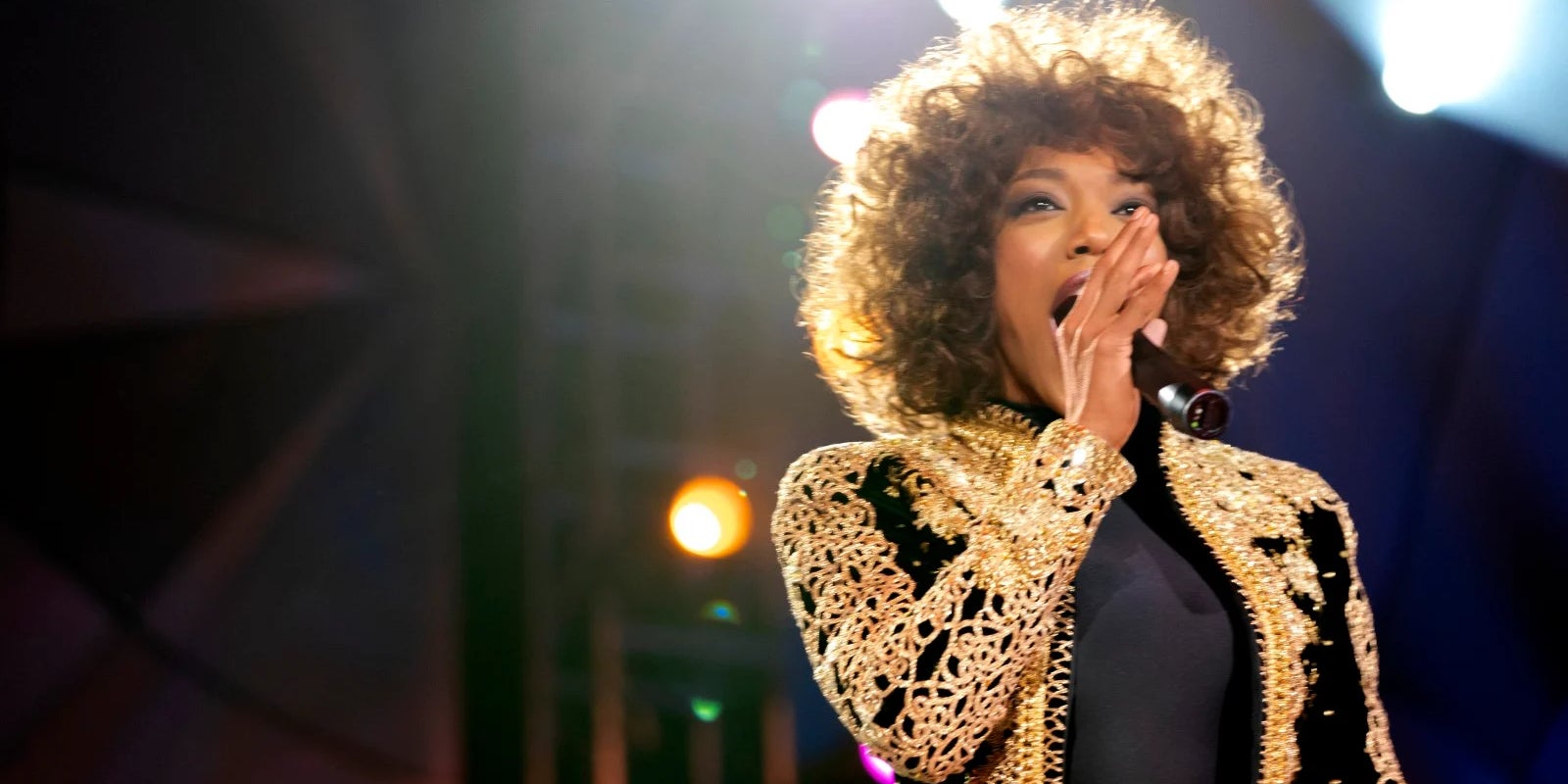 Naomi Ackie dans la peau de Whitney Houston dans le biopic "I Wanna Dance with Somebody". 