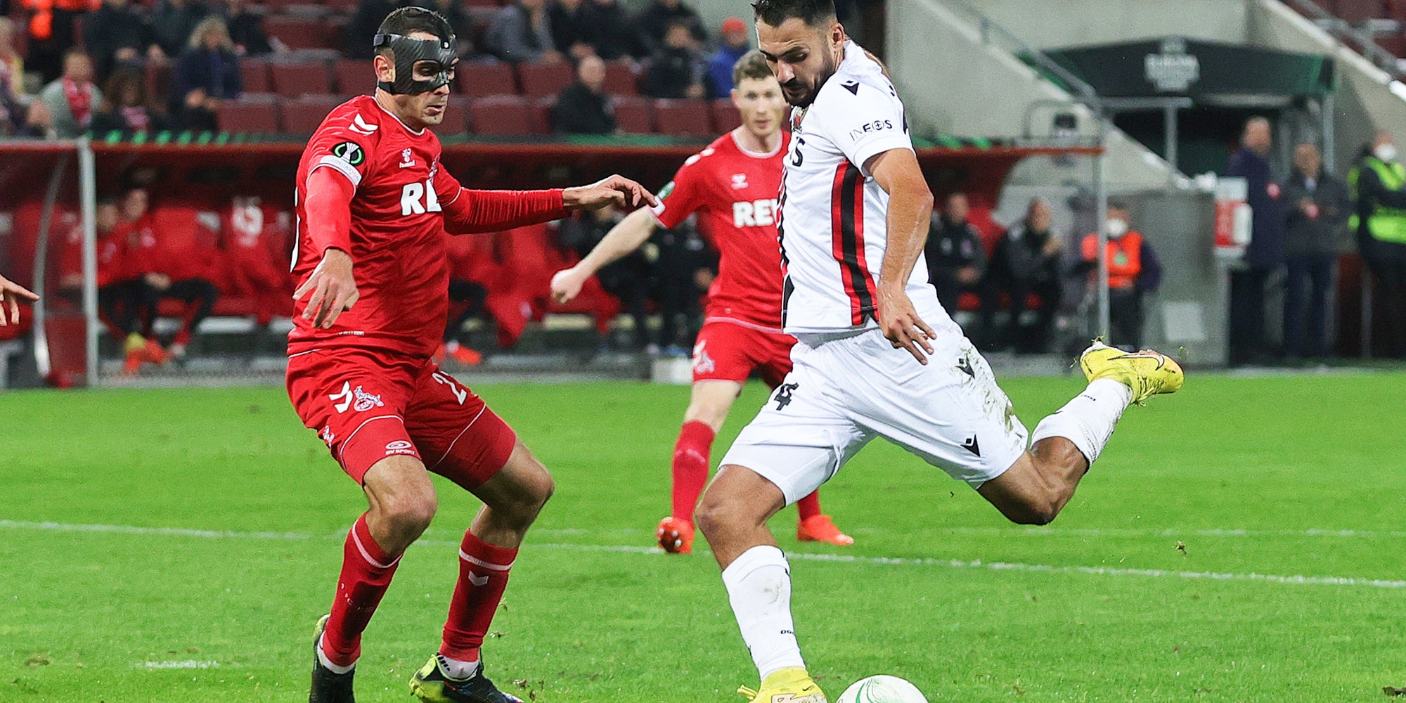 Gaëtan Laborde (OGC Nice) face à Ellyes Skhiri (FC Cologne) lors des phases de groupe de la Ligue Europa Conférence  