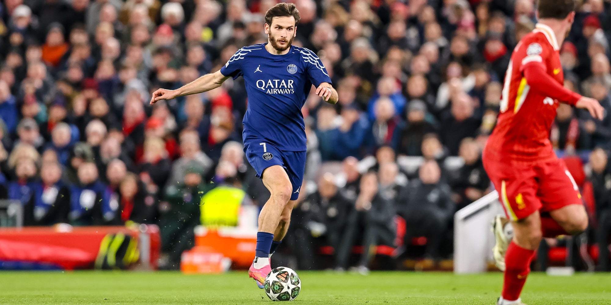 Le Parisien Khvicha Kvaratskhelia balle au pied lors du match Liverpool-PSG en huitième de finale retour de la Ligue des Champions.