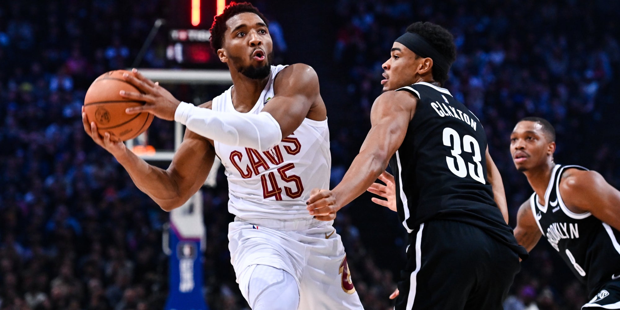 Donovan Mitchell, star des Cavaliers de Cleveland, face à Nic Claxton des Brooklyn Nets lors du NBA Paris Game, à l'Accor Arena de Paris, le 11 janvier 2024.