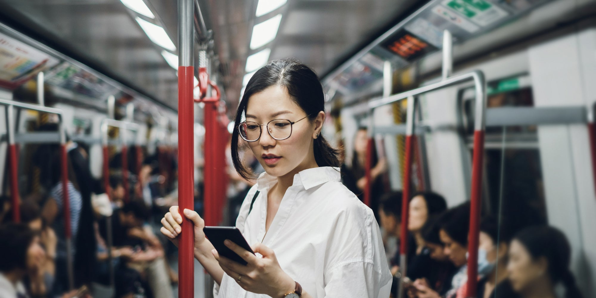 Grâce à sa smartwatch et à l'aide des passagers, une usagère du RER a pu remettre la main sur son téléphone qui venait d'être dérobé.