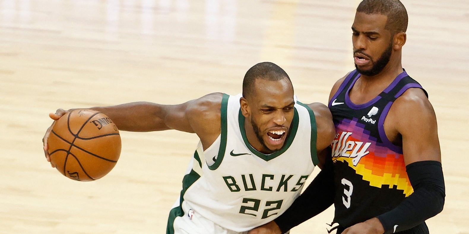 Khris Middleton des Milwaukee Bucks face à Chris Paul des Phoenix Suns, en match de saison régulière de NBA à Phœnix, le 10 février 2021. 