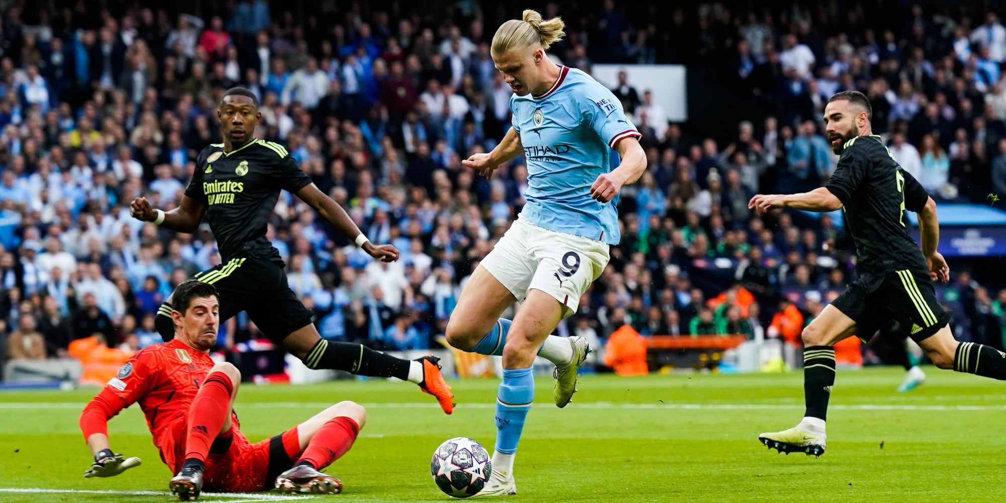 Erling Haaland face à Thibaut Courtois lors de la demi-finale retour de Ligue des Champions entre Manchester City et le Real Madrid, le 17 mai 2023, à l'Etihad Stadium (Manchester).