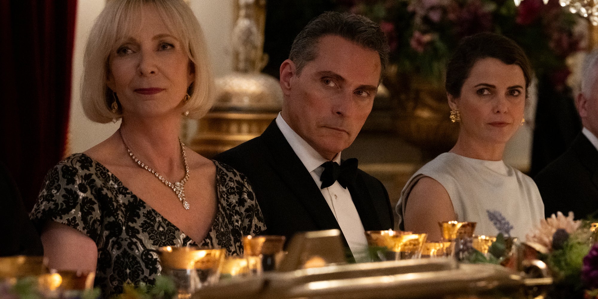 Allison Janney, Rufus Sewell et Keri Russell dans "La Diplomate".
