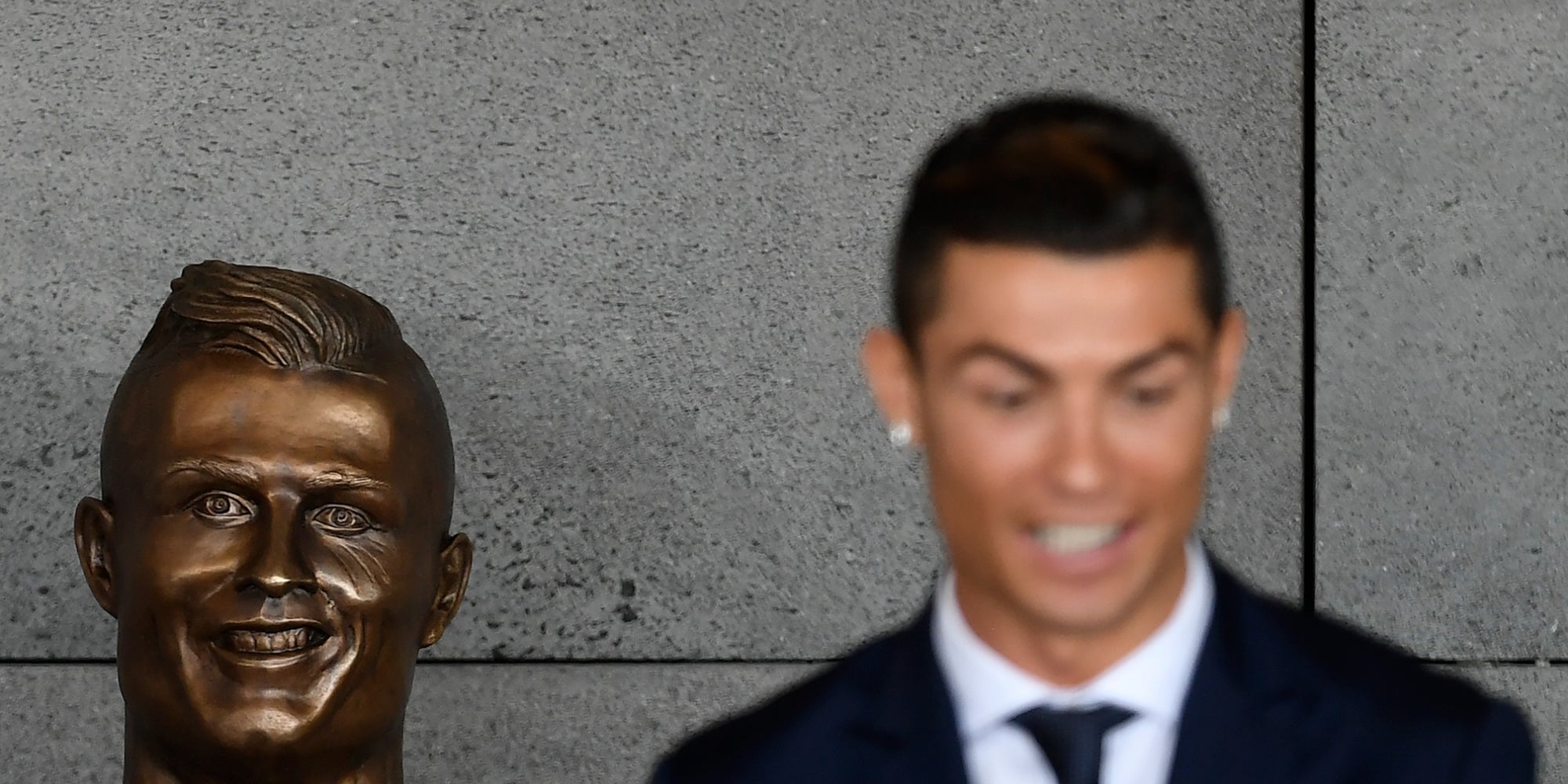 Cristiano Ronaldo découvre la statue à son effigie dans l'aéroport de Madère, le 29 mars 2017
