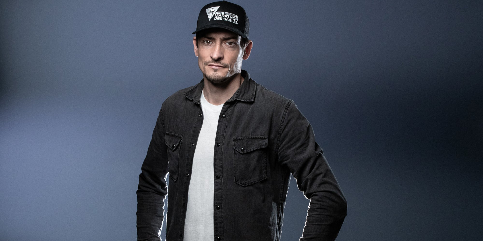 Claude Dartois pose lors d’une séance photo à Paris le 18 mars 2022.