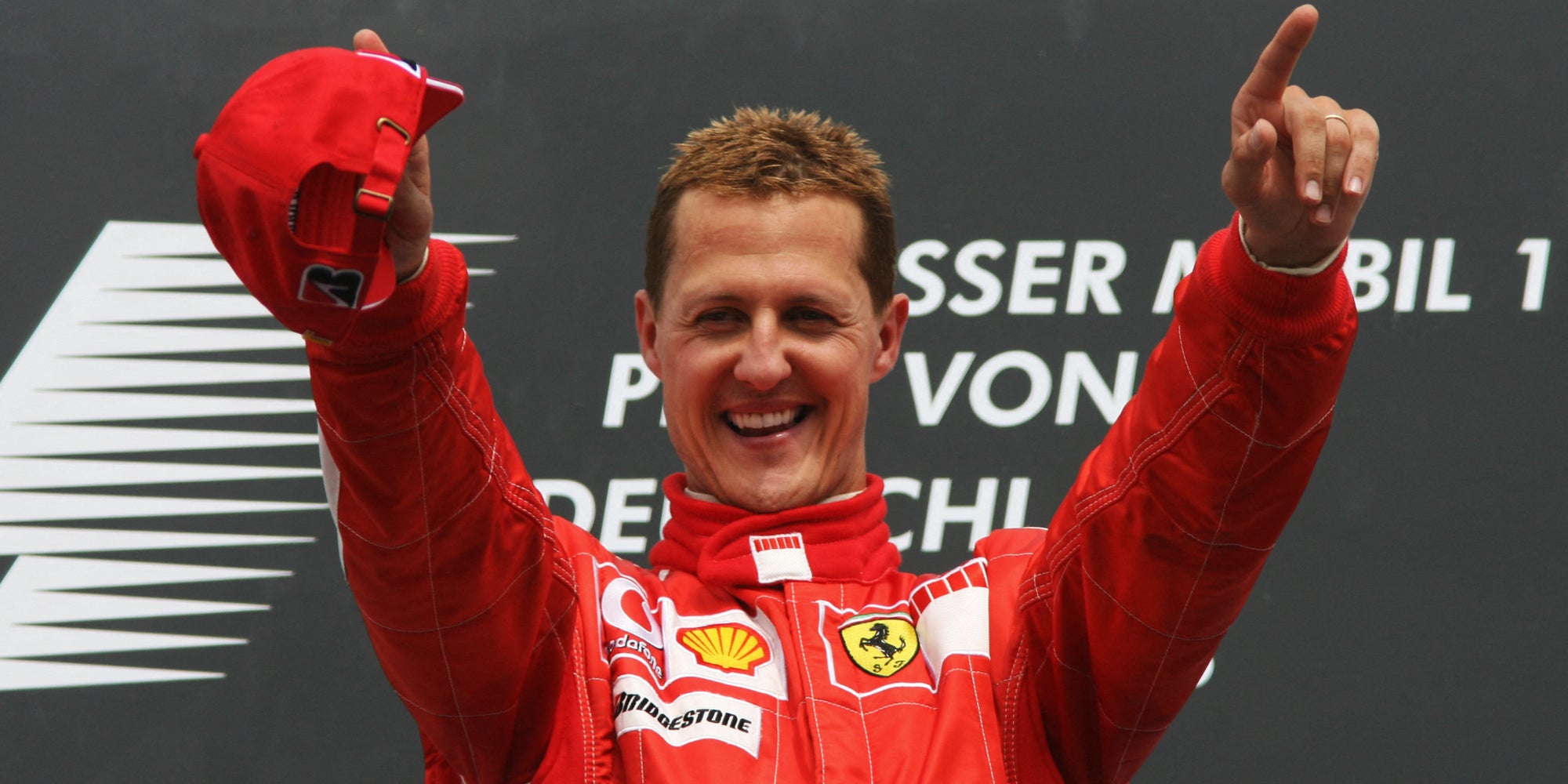 Michael Schumacher célèbre sa victoire sur le circuit d'Hockenheim, au Grand Prix d'Allemagne de Formule 1, le 30 juillet 2006.