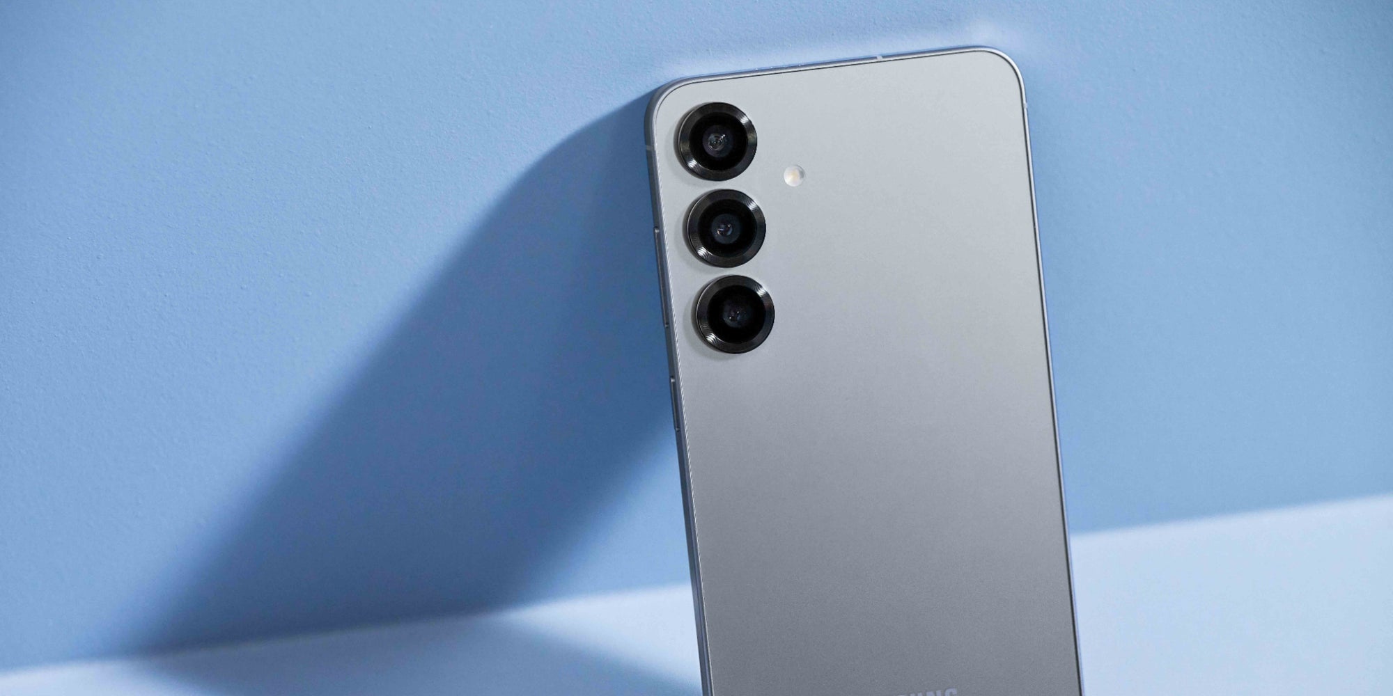 Le Samsung Galaxy S25 est proposé dans son sobre et élégant coloris gris dans ce pack SFR.