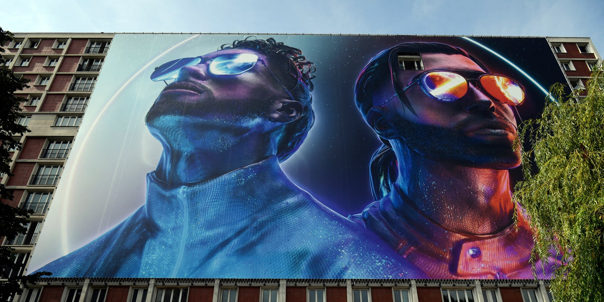 Une banderole géante de la couverture de l'album ''Deux Frères'' de PNL, dans le quartier Youri Gagarine (Ivry-sur-Seine).