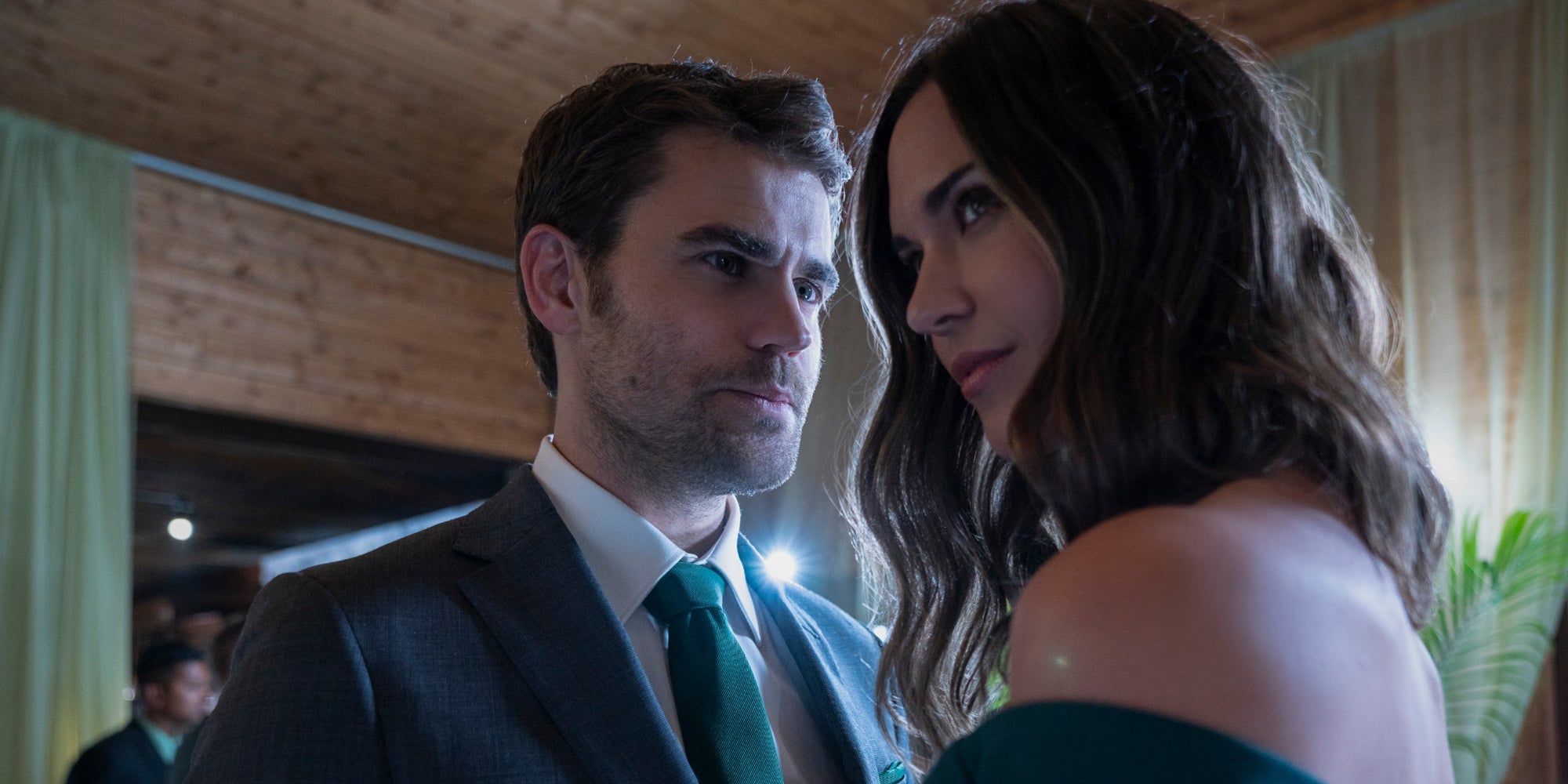 Paul Wesley est Tucker Reed et Odette Annable est Maddie Pruitt dans la saison 2 de "Tell Me A Story".