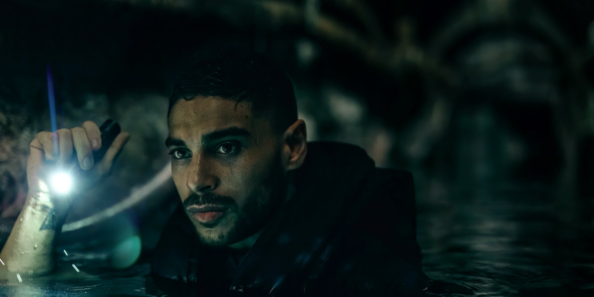 Nassim Lyes dans le film ''Sous la Seine'', à voir sur Netflix.