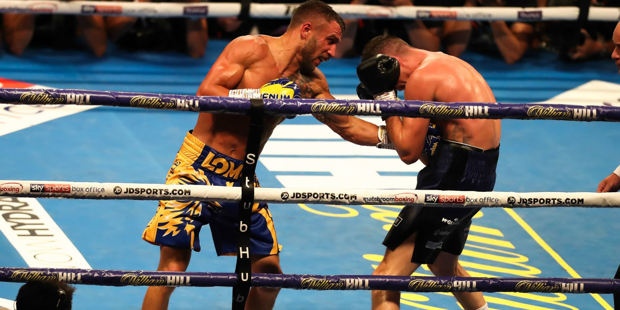 Vasyl Lomachenko (gants jaunes et violets) lors de son combat face à Luke Campbell pour le titre WBC des poids légers, le 31 août 2019 à l'O2 Arena de Londres.