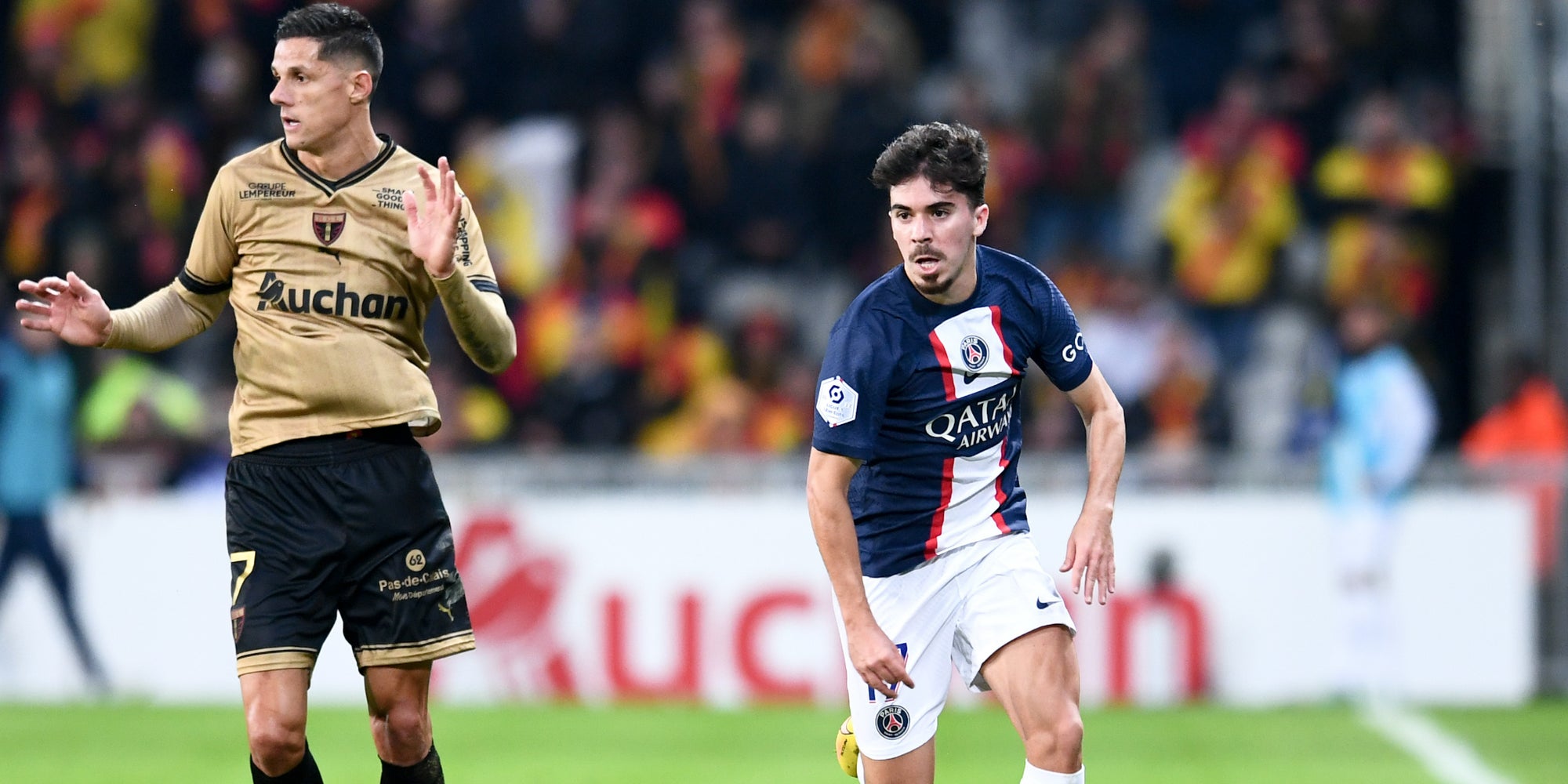 Florian Sotoca (RC Lens) et Vitinha (PSG) lors de la rencontre entre Lens et Paris en Ligue 1, le 1er janvier 2023 