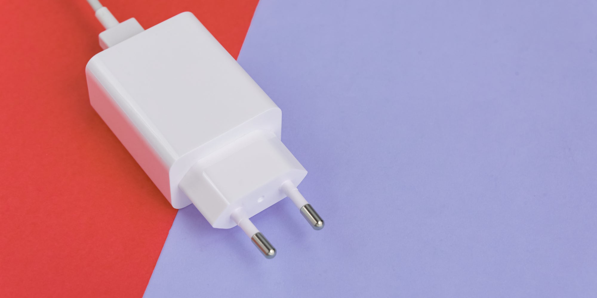 Comment savoir si l'on doit acheter un nouveau chargeur avec son nouveau smartphone ?