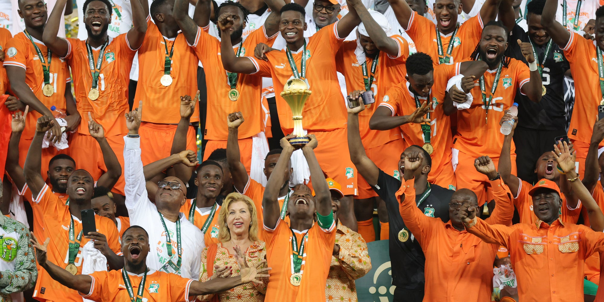La Côte d'Ivoire célébrant sa Coupe d'Afrique des Nations (CAN) 2023, le 11 février 2024 au Stade Alassane Ouattara (Abidjan).