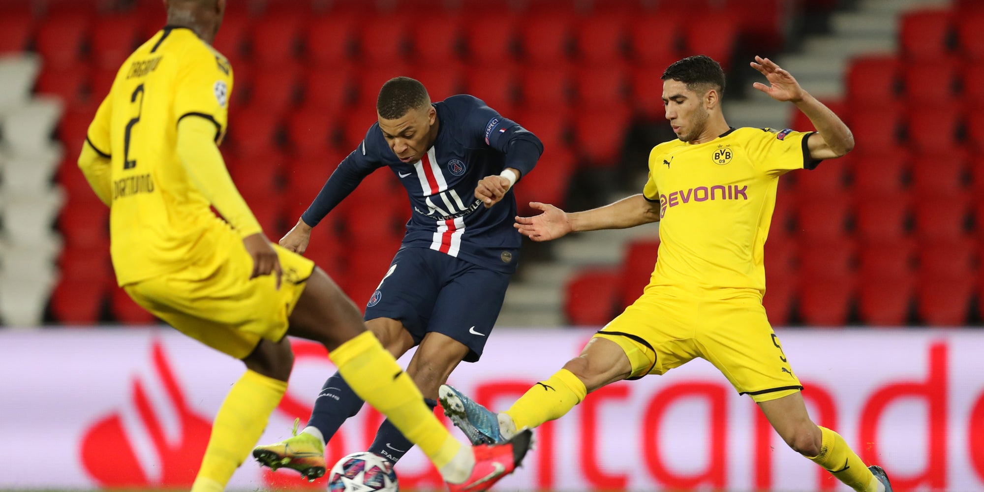 Mbappé face aux défenseurs du Borussia Dortmund le 11 mars 2020 au Parc des Princes