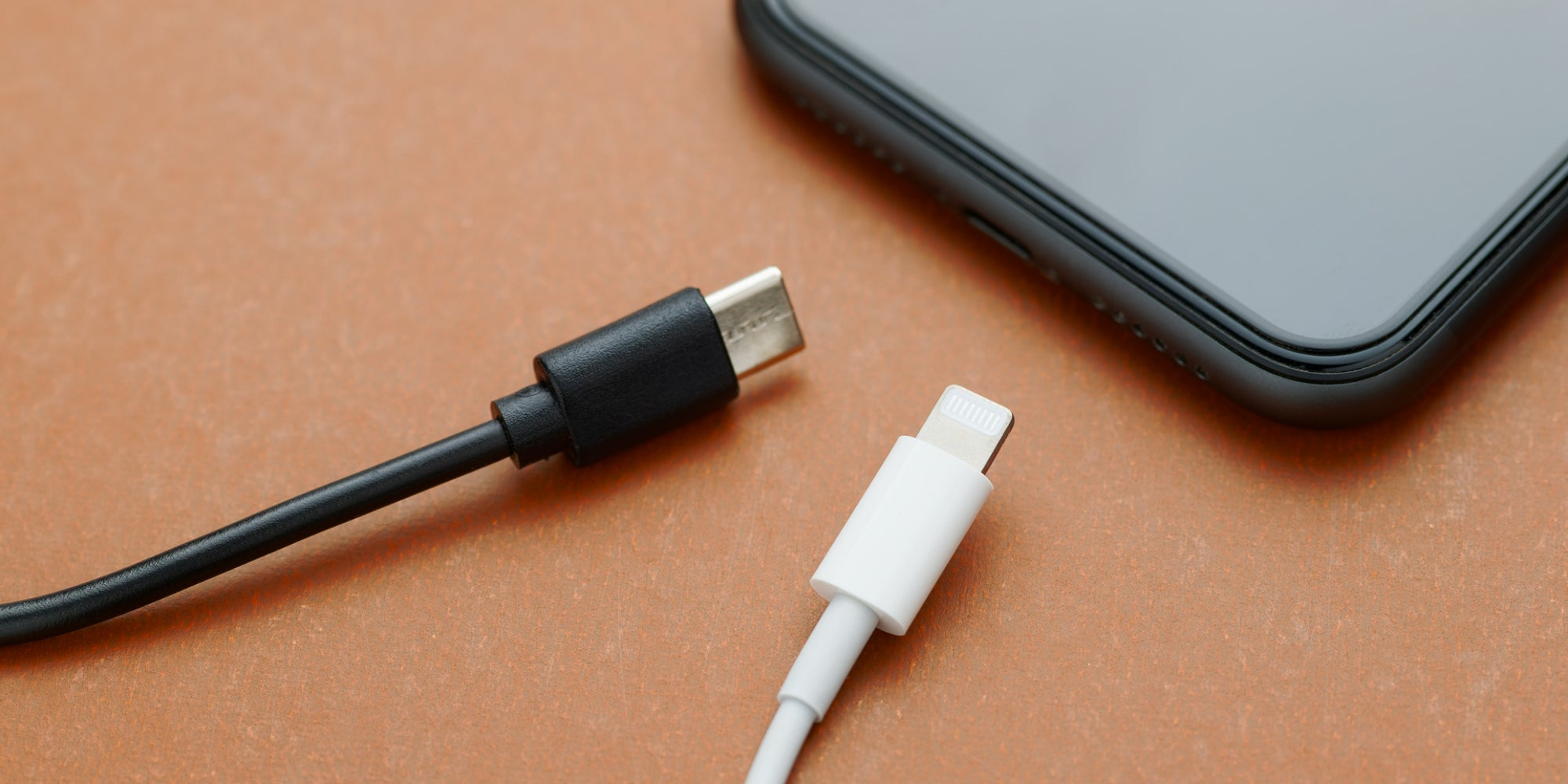 Bientôt la fin des câbles USB-C dans les boîtes de smartphones neufs ? On vous explique.