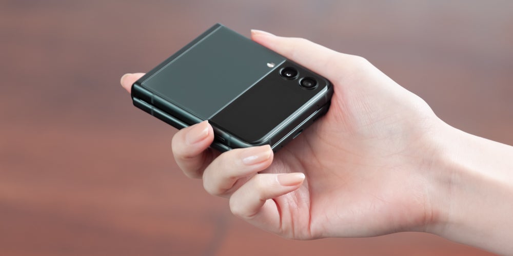 Très ressemblant, à première vue, au Samsung Galaxy Z Flip3 (en photo), le Galaxy Z Flip4 pourrait toutefois faire preuve de quelques améliorations...