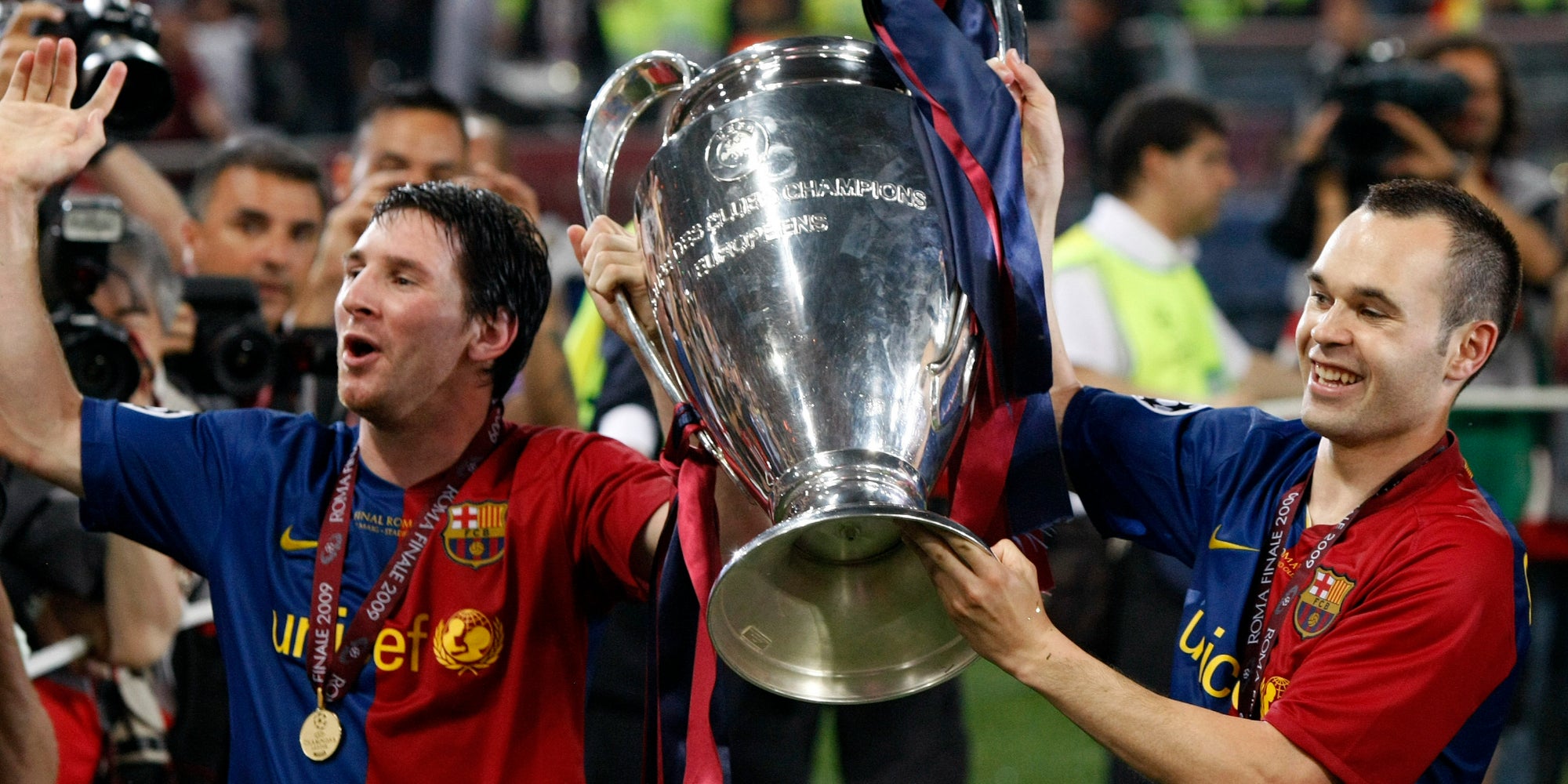 Lionel Messi et Andrés Iniesta célébrant leur victoire en Ligue des Champions après la finale contre Manchester United, le 27 mai 2009 au Stadio Olimpico de Rome. 