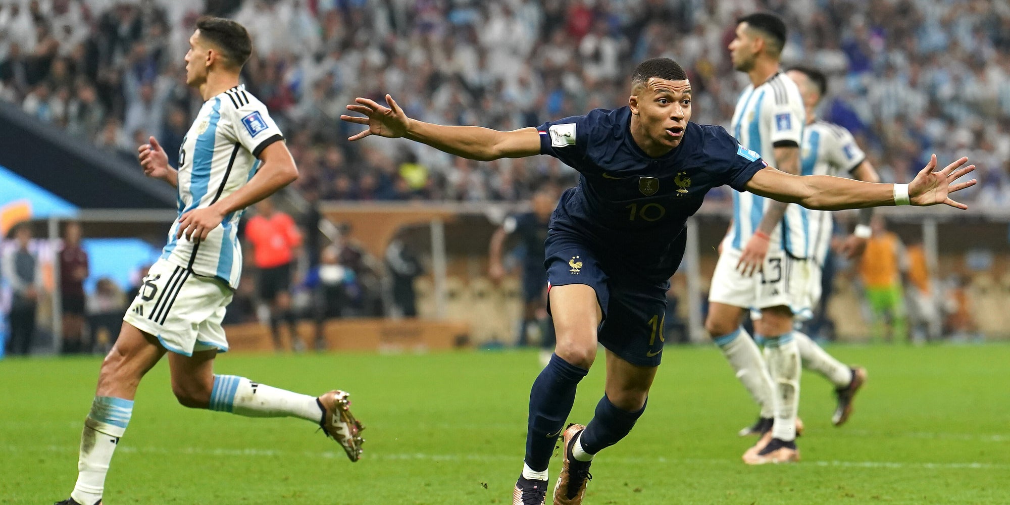 Kylian Mbappé célébrant son 2e but face à l'Argentine, en finale de la Coupe du Monde 2022 au Qatar, le 18 décembre 2022.