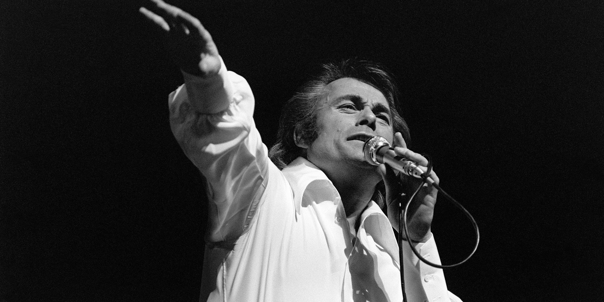 Alain Barrière sur la scène de l'Olympia, à Paris, le 16 octobre 1974.