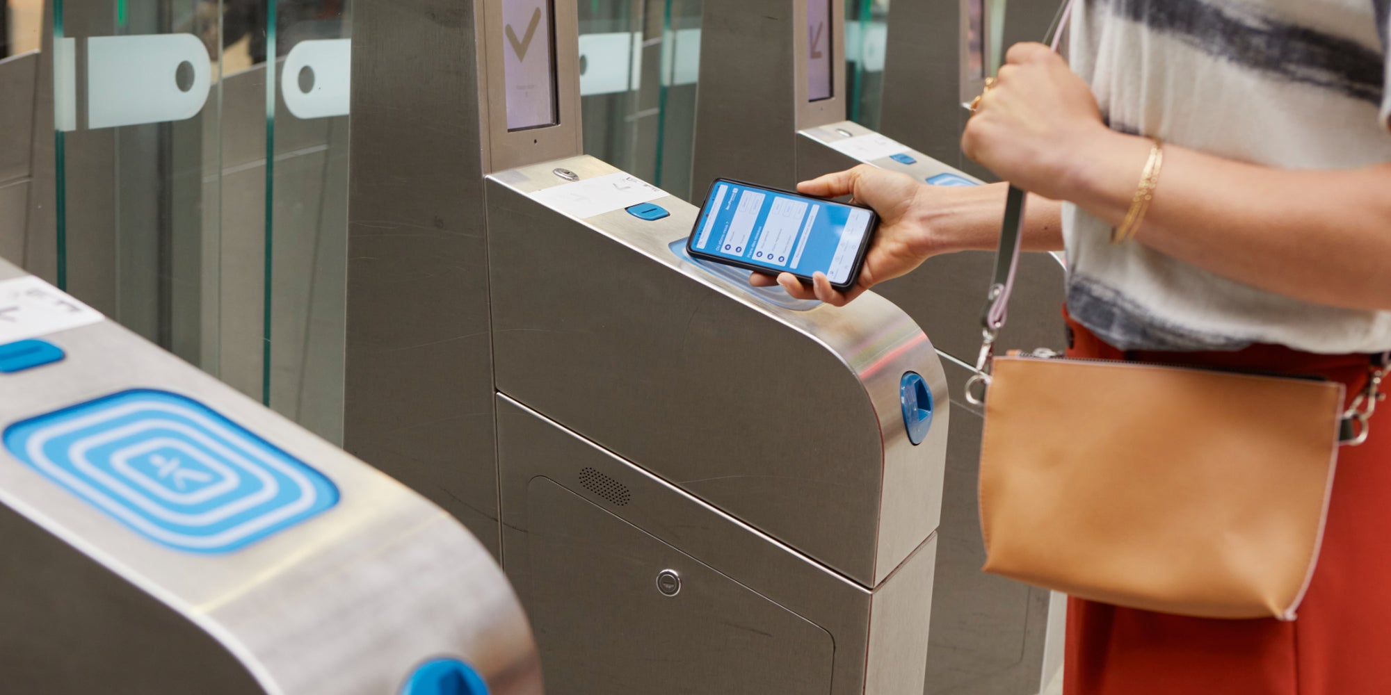 Vous pouvez à présent valider votre Pass Navigo même lorsque votre téléphone est éteint grâce au mode Transport Express sur iPhone.