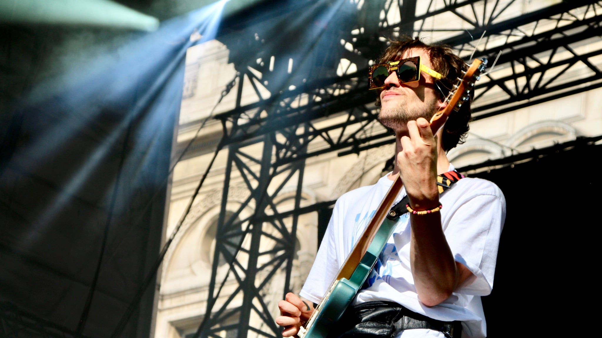 Édouard aussi avait sorti les lunettes de soleil pour le concert de Pépite au Fnac Live Paris.