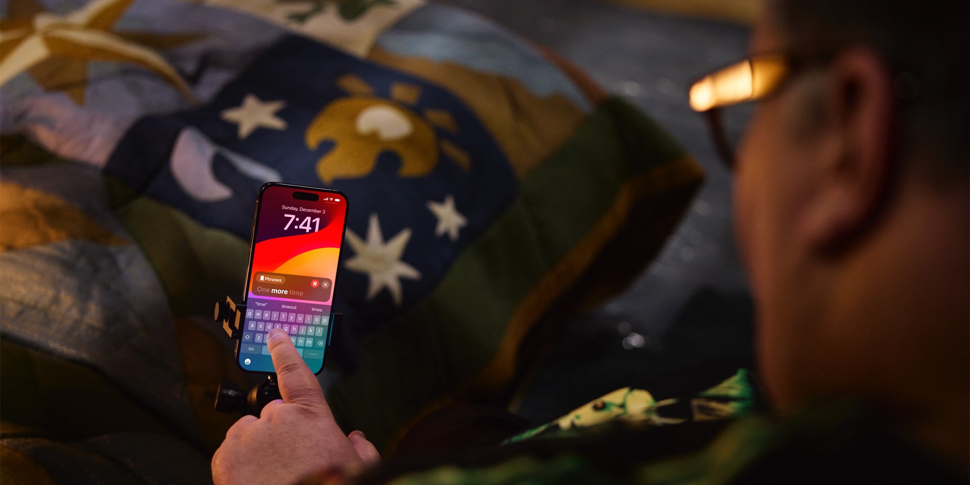 Tristram Ingham utilisant les nouvelles fonctionnalités d’accessibilité verbale d’Apple, Live Speech et Voix Personnelle.