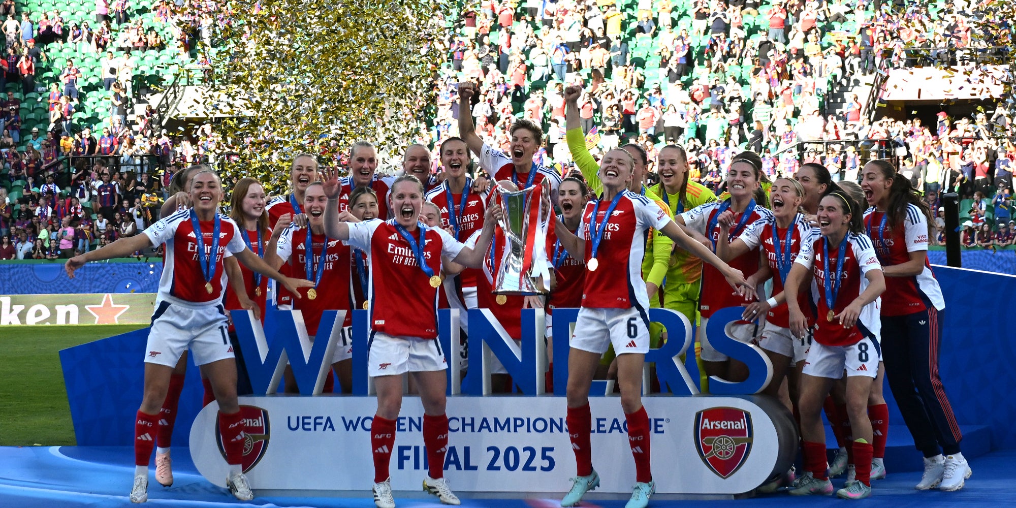 Les joueuses d'Arsenal soulèvent le trophée de la Ligue des champions féminine de l'UEFA, au stade Jose Alvalade, à Lisbonne, au Portugal, le samedi 24 mai 2025.