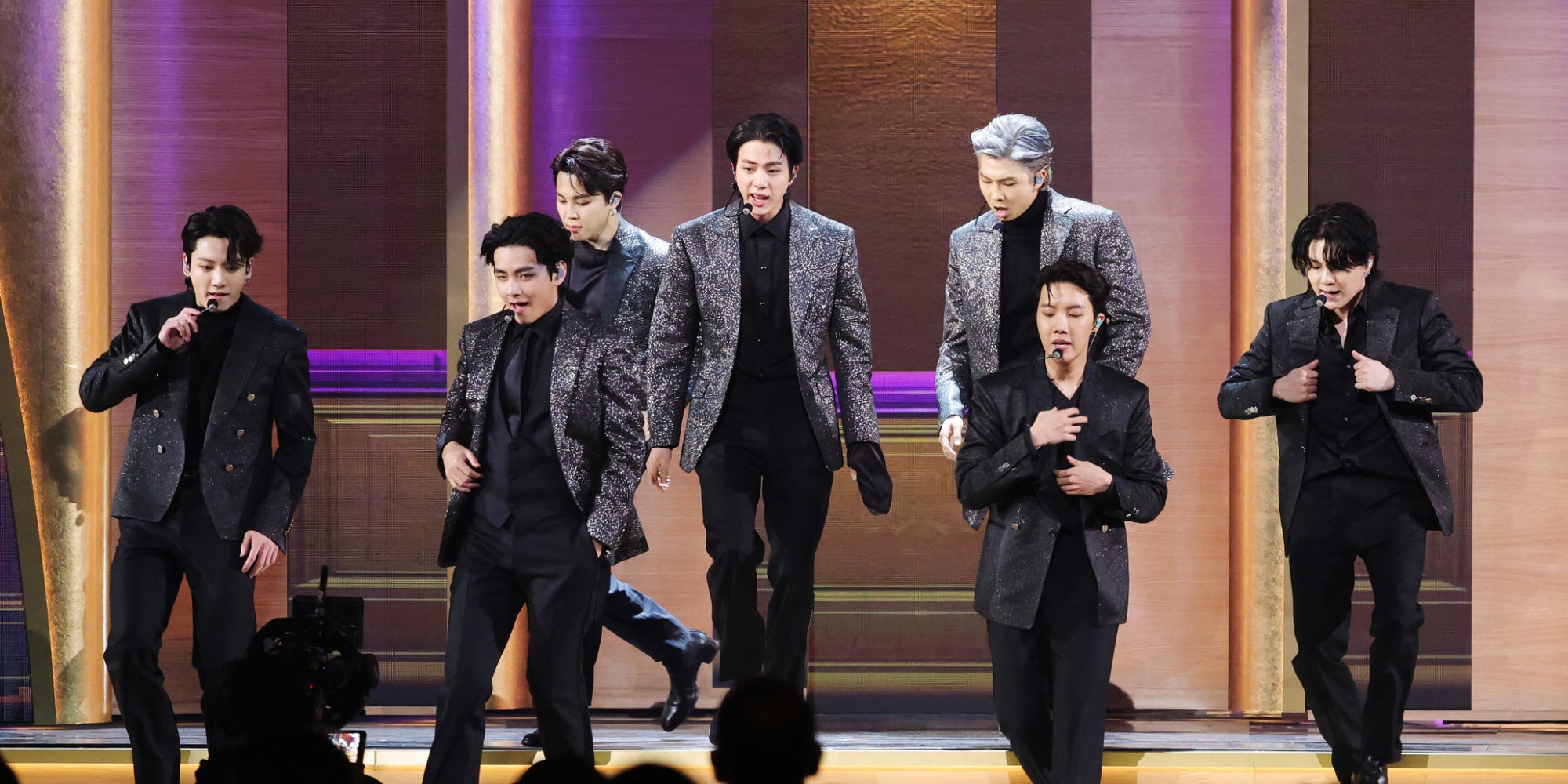Jungkook, V, Jimin, Jin, RM, J-Hope et Suga de BTS, sur la scène de la 64e cérémonie des Grammy Awards le 3 avril 2022, au MGM Grand Garden Arena de Las Vegas, dans le Nevada.
