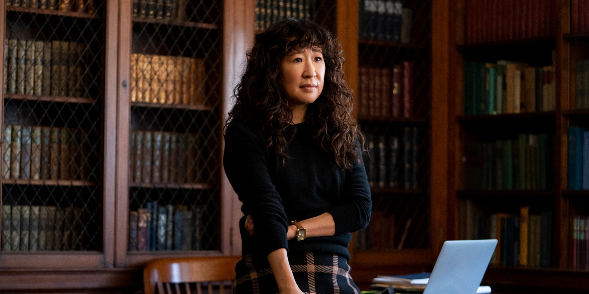 Oyé, oyé ! Sandra Oh est de retour dans une nouvelle série, "Directrice", bientôt en exclusivité sur la plateforme de streaming !