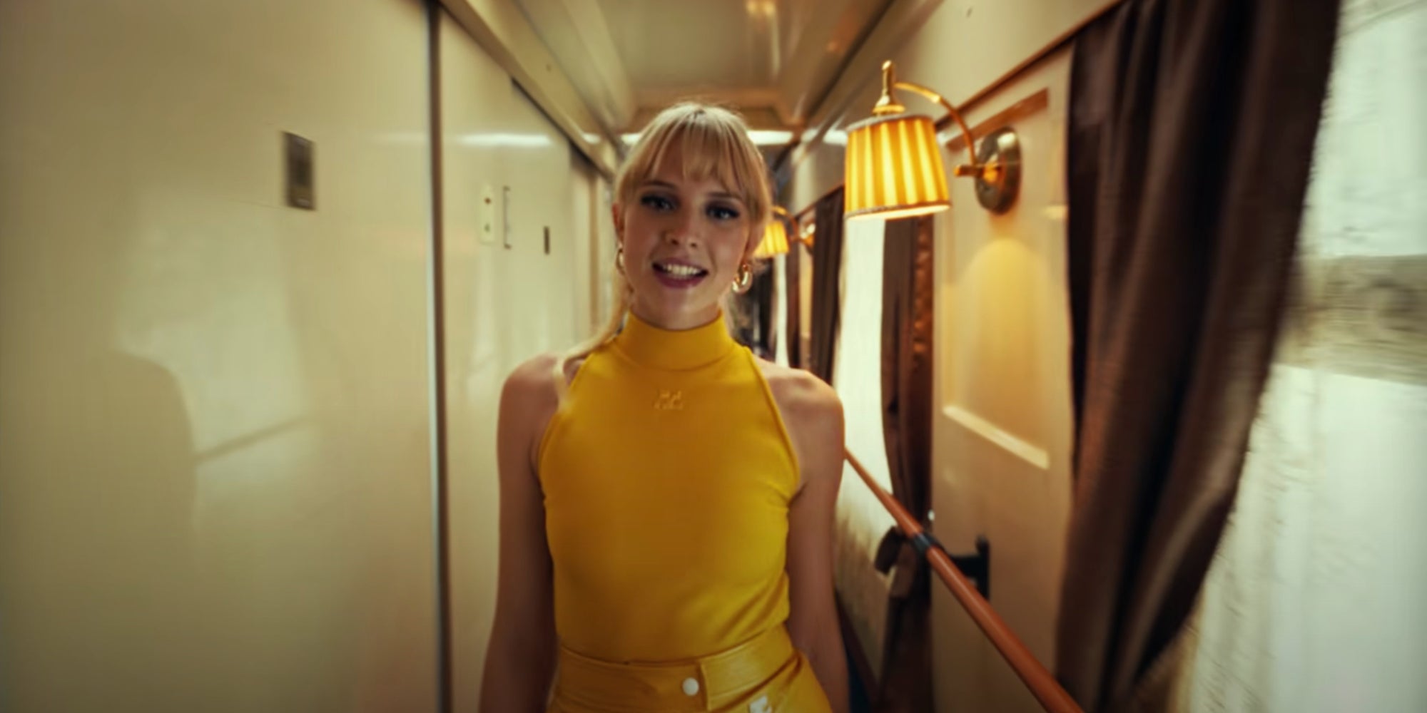 Angèle, à bord d'un train (imaginaire) Paris - Bruxelles dans son nouveau clip, "Bruxelle je t'aime".