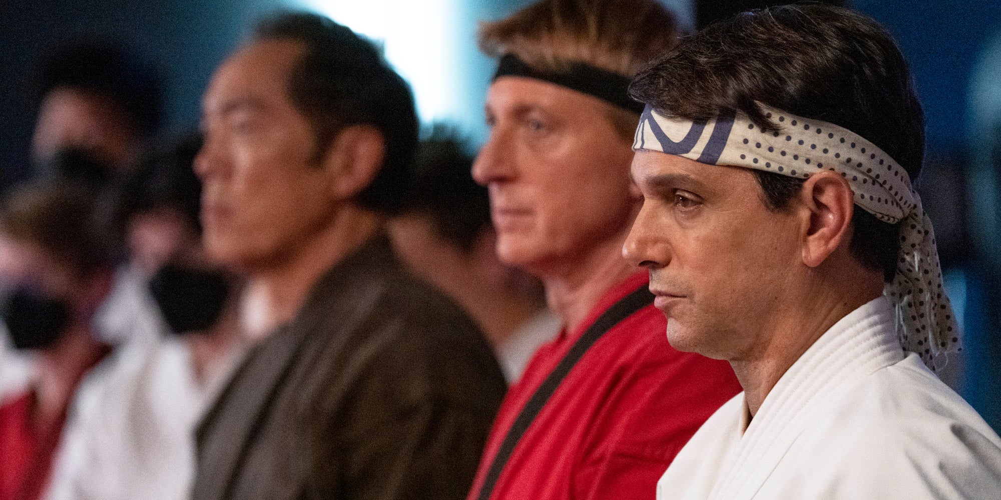 Yuji Okumoto (Chozen Toguchi), William Zabka (Johnny Lawrence) et Ralph Macchio (Daniel LaRusso) dans l'épisode 8 de la saison 5 de Cobra Kai.