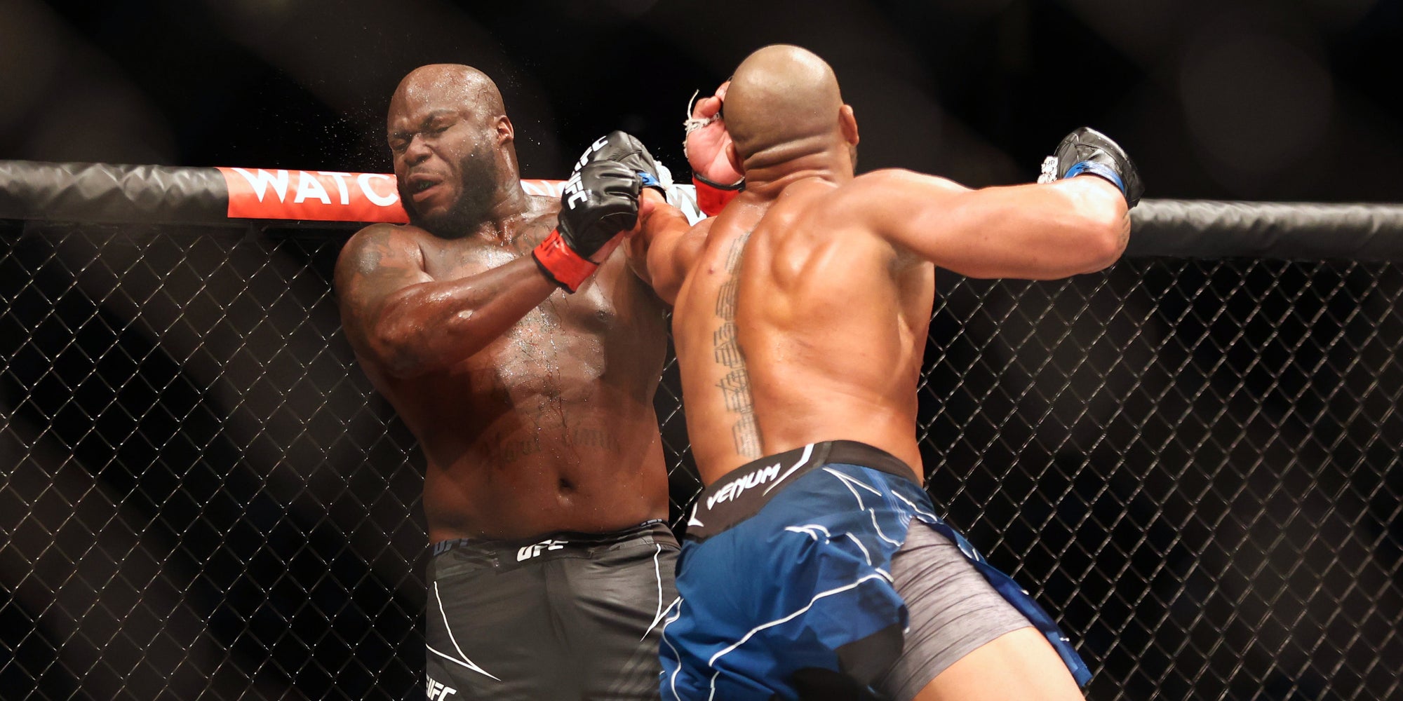Derrick Lewis face à Ciryl Gane lors de l'UFC 265, organisé à Houston, Texas, le 7 août 2021.
