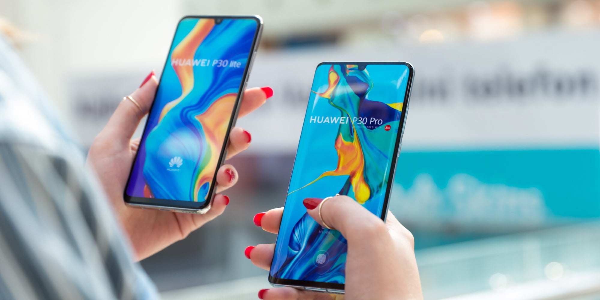 Le Huawei P30 Pro, présenté ici avec son petit frère le P30 Lite (à gauche), est actuellement en solde chez SFR !