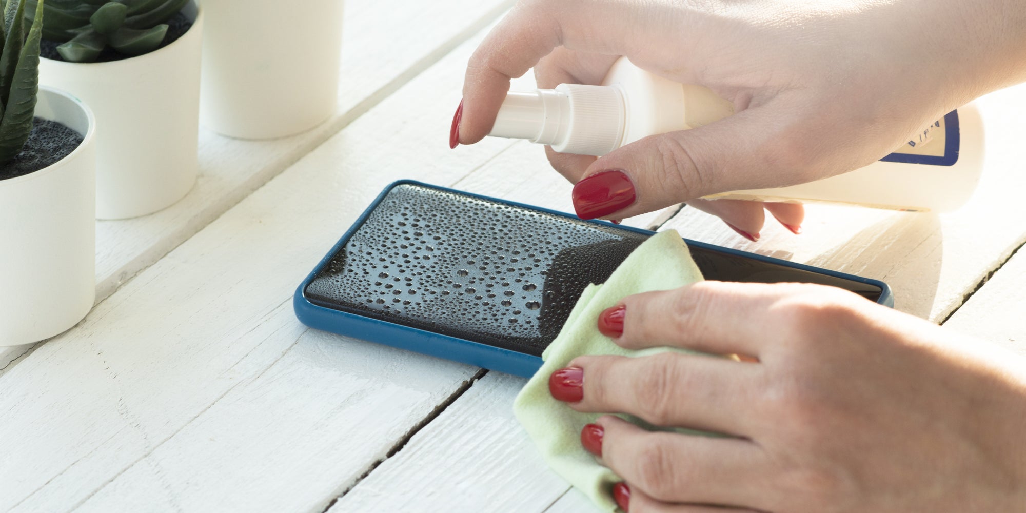 Bien nettoyer son smartphone pour prévenir du Coronavirus.