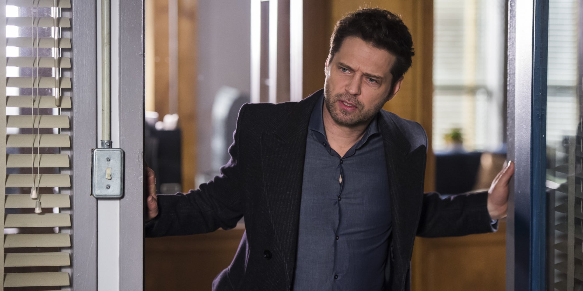 Justin Priestley dans Private Eyes, la série de retour sur serieclub pour sa cinquième et dernière saison