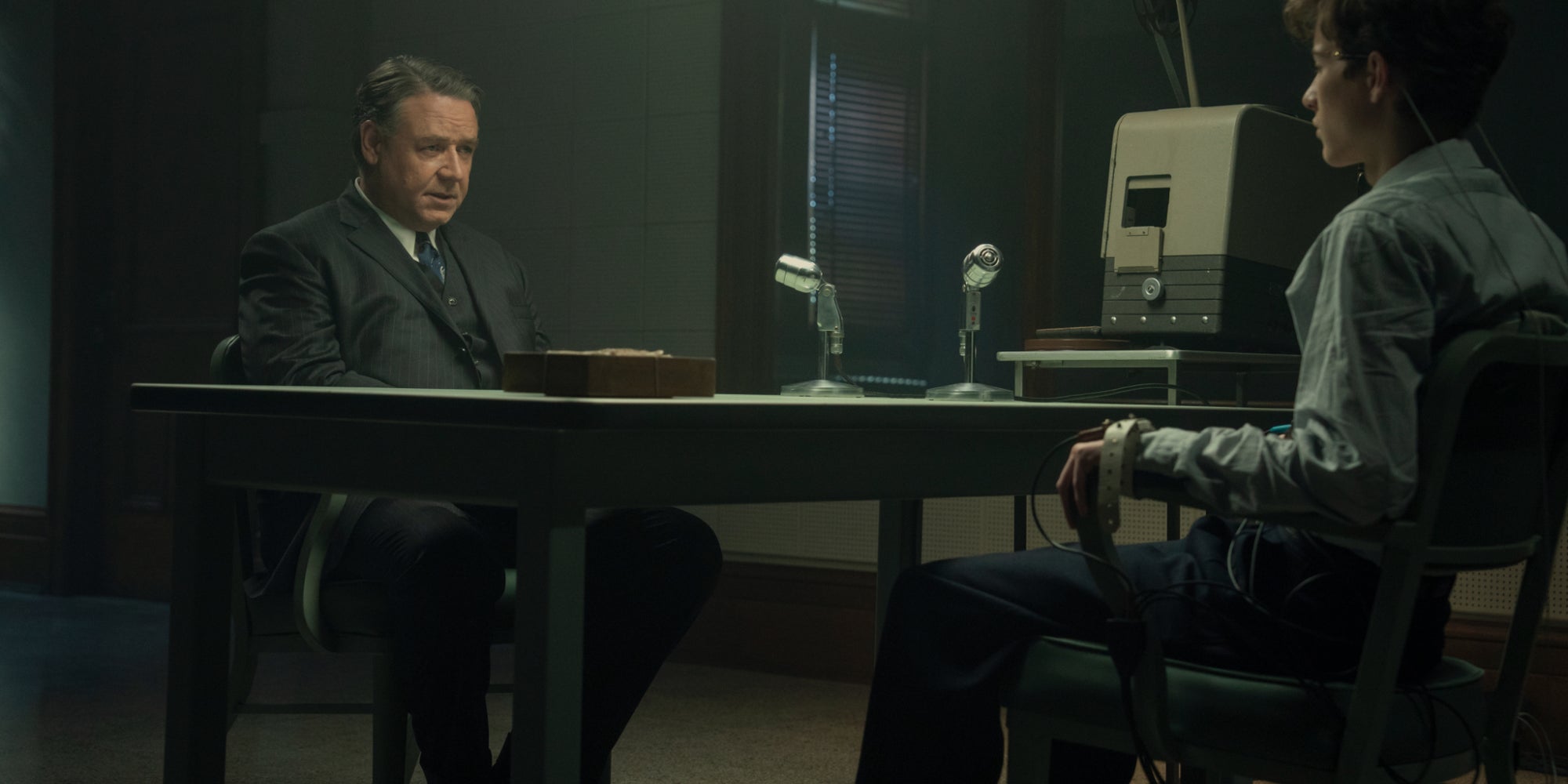 Russell Crowe dans le rôle d’Henry Murray et Jacob Tremblay dans celui de Ted Kaczynski.
